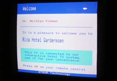 Bild på hotell-TV:n där det står "Welcome Hr. Nichlas Vikman". Niklas Wikman stavar inte sitt namn så. :-)
